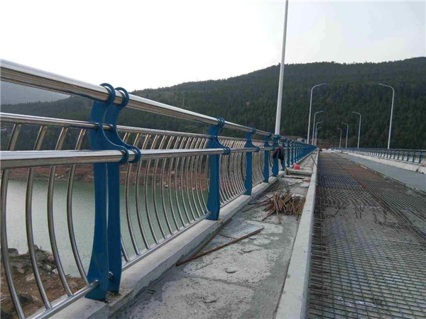 江津不锈钢桥梁护栏的特点及其在桥梁安全中的重要作用