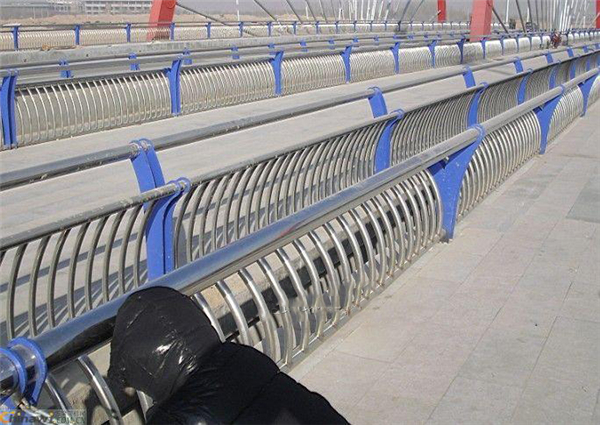 江津不锈钢复合管护栏一种安全而耐用的防护解决方案