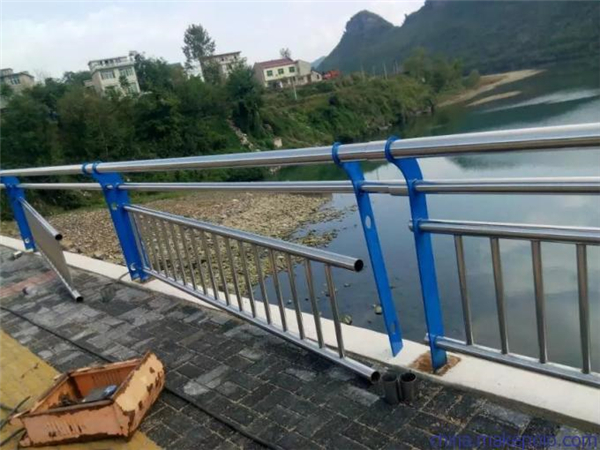 江津不锈钢复合管护栏是一种卓越的防护材料